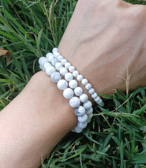 Bracelet howlite naturelle, porté poignet en lumière extérieure, perles 4, 6 ou 8mm — Zoéline