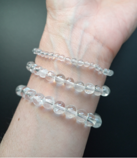 Bracelet cristal de roche naturel AAA, porté poignet, perles 4, 6 ou 8mm — Zoéline