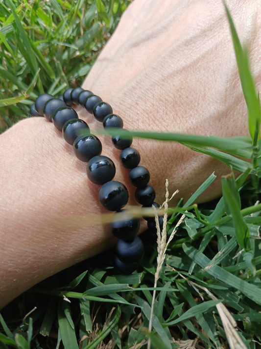 Bracelet onyx mat-givré naturel AAA, porté poignet en lumière extérieure, perles 6 ou 8mm — Zoéline