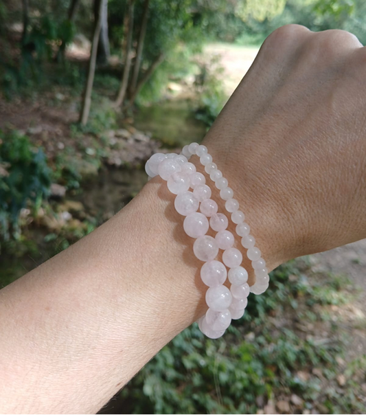 Bracelet quartz rose naturel AA, porté poignet en lumière extérieure, perles 4, 6 ou 8mm — Zoéline