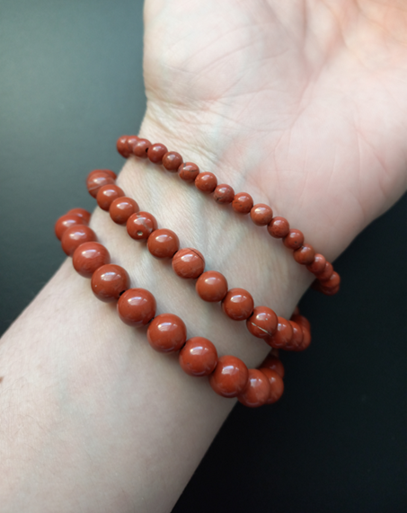 Bracelet jaspe rouge naturel AAA, porté poignet, perles 4, 6 ou 8mm — Zoéline