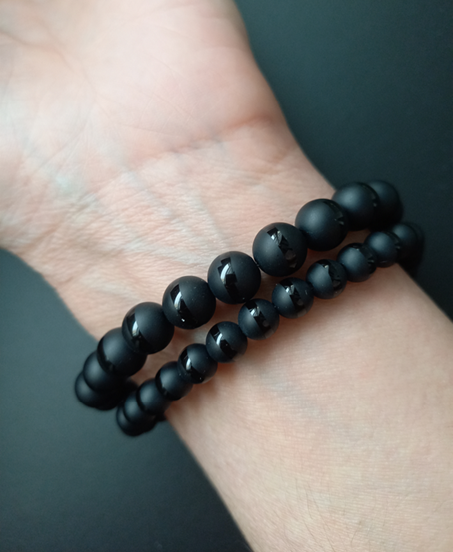 Bracelet onyx mat-givré naturel AAA, porté poignet, perles 6 ou 8mm — Zoéline