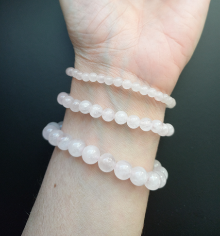 Bracelet quartz rose naturel AA, porté poignet, perles 4, 6 ou 8mm — Zoéline