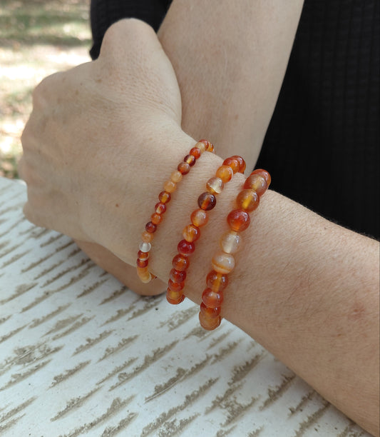 Bracelet cornaline naturelle, porté poignet en lumière extérieure, perles 4, 6 ou 8mm — Zoéline