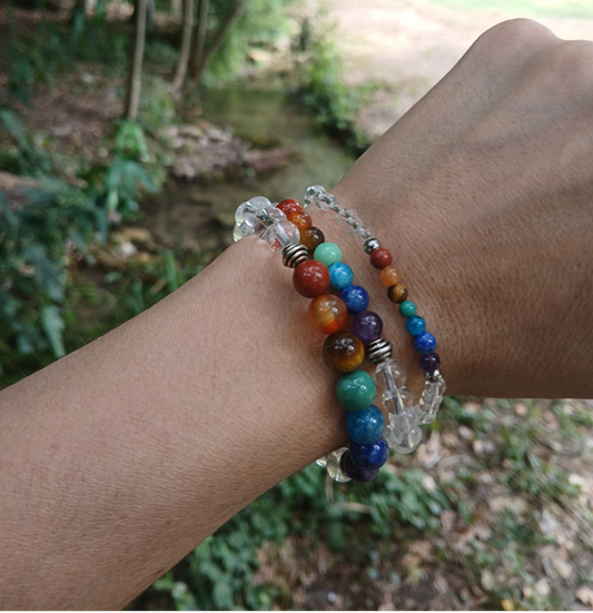 Bracelet 7 chakras et cristal de roche, en pierres naturelles, porté poignet en lumière extérieure, perles 4, 6 ou 8mm — Zoéline