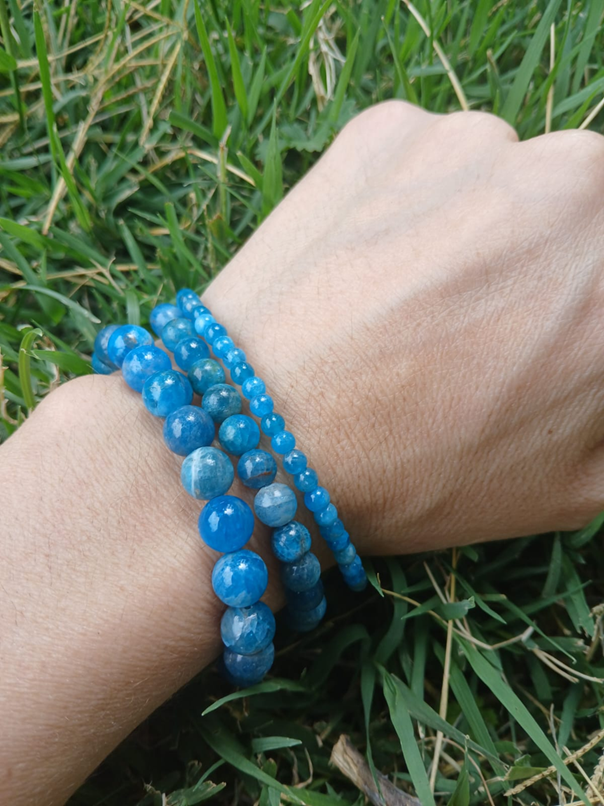 Bracelet apatite naturelle AA, porté poignet en lumière extérieure, perles 4, 6 ou 8mm — Zoéline