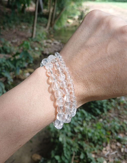 Bracelet cristal de roche naturel AAA, porté poignet en lumière extérieure, perles 4, 6 ou 8mm — Zoéline
