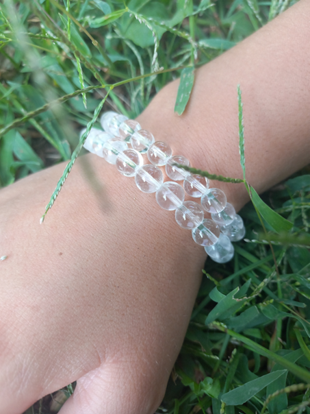 Bracelet cristal de roche naturel AAA, porté poignet en lumière extérieure — Zoéline