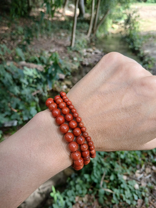 Bracelet jaspe rouge naturel AAA, porté poignet en lumière extérieure, perles 4, 6 ou 8mm — Zoéline