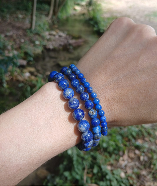 Bracelet lapis-lazuli naturel AA, porté poignet en lumière extérieure, perles 4, 6 ou 8mm — Zoéline