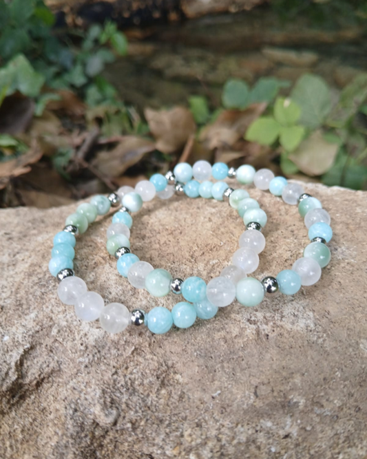 Bracelets Nérée Celeste et Nérée Nacre, en amazonite AAA, angélite AAA et pierre de lune AA, pierres naturelles, en lumière extérieure, perles 6mm — Zoéline