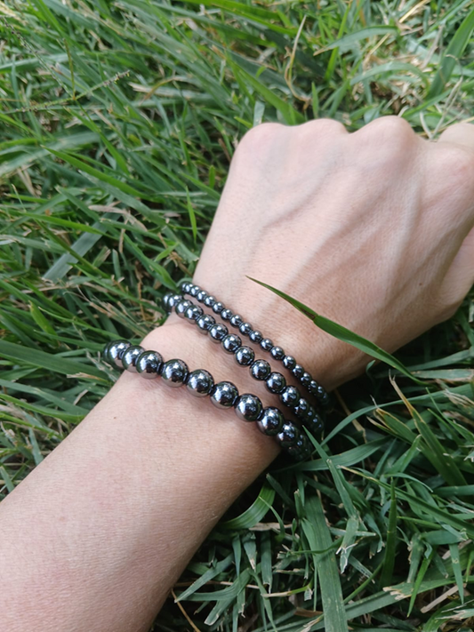 Bracelet hématite naturelle AAA, porté poignet en lumière extérieure, perles 4, 6 ou 8mm — Zoéline