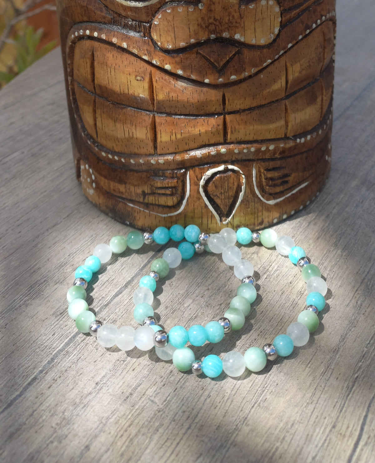Bracelets Nérée Celeste et Nérée Nacre, en amazonite AAA, angélite AAA et pierre de lune AA, pierres naturelles, en lumière extérieure, perles 6mm — Zoéline