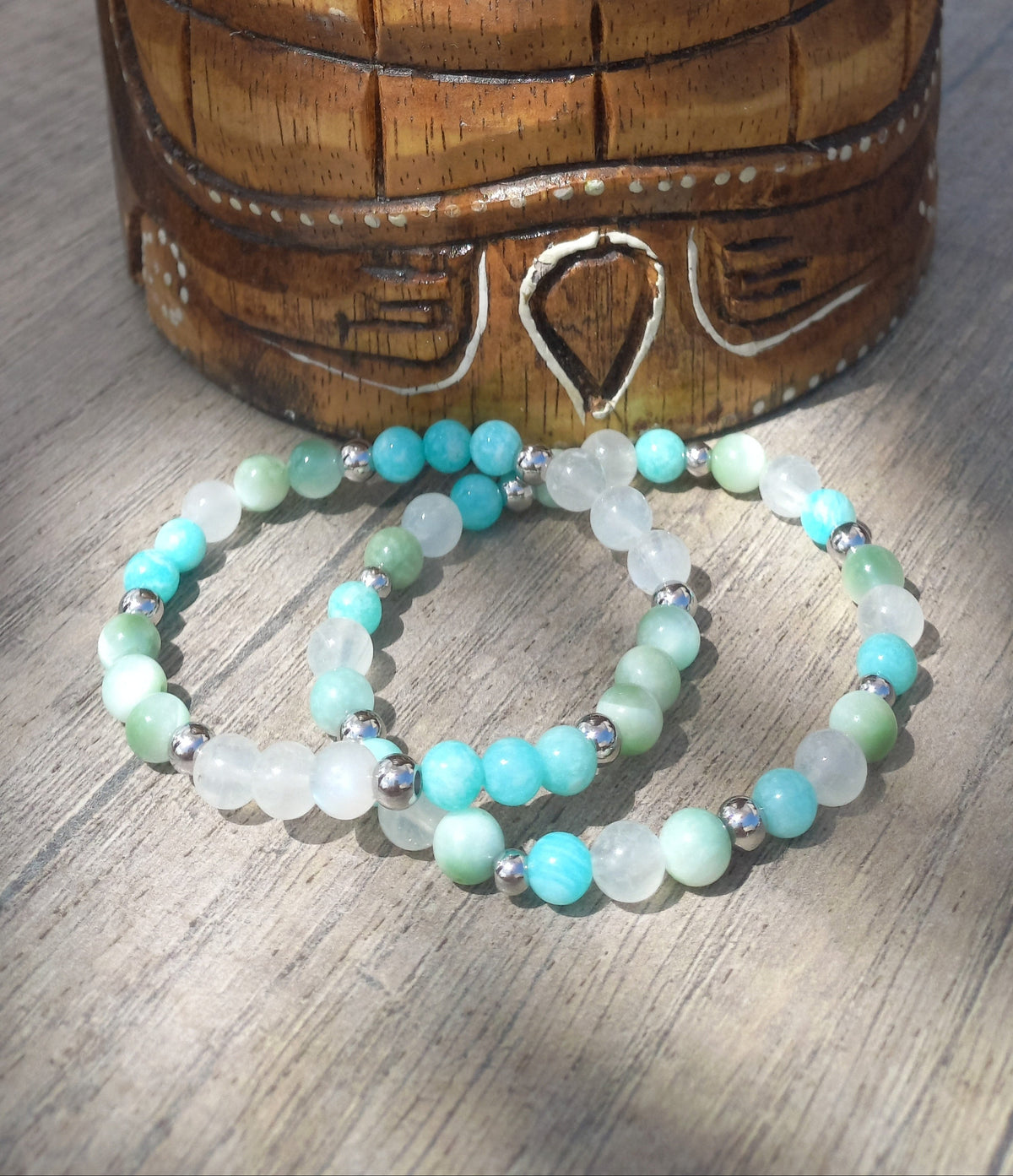Bracelets Nérée Celeste et Nérée Nacre, en amazonite AAA, angélite AAA et pierre de lune AA, pierres naturelles, en lumière extérieure, perles 6mm — Zoéline