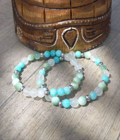 Bracelets Nérée Celeste et Nérée Nacre, en amazonite AAA, angélite AAA et pierre de lune AA, pierres naturelles, en lumière extérieure, perles 6mm — Zoéline