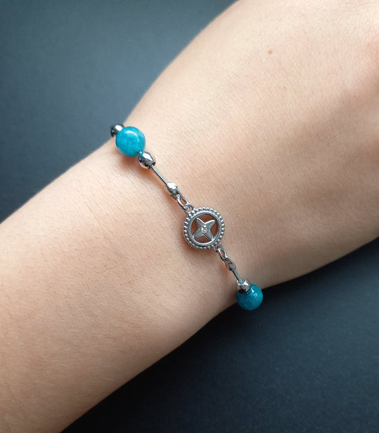 Bracelet Polaris, en apatite AA  naturelles, et étoile acier inoxydable, porté poignet — Zoéline