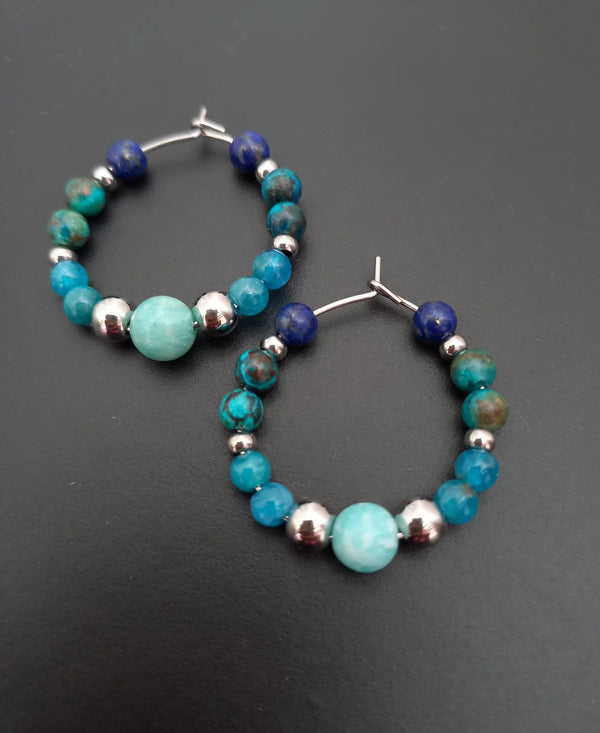 Boucles d'oreilles créoles Louen en lapis-lazuli, chrysocolle, apatite et amazonite, pierres naturelles, 3cm — Zoéline