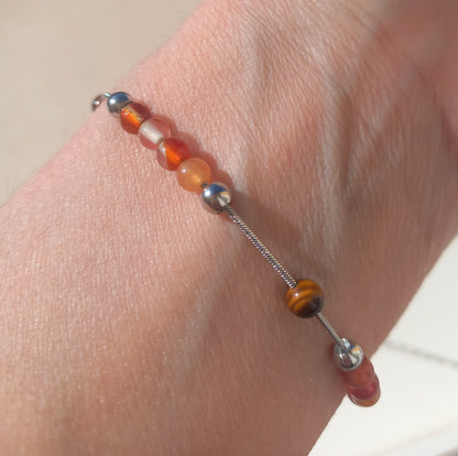 Bracelet Sétil en cornaline et oeil de tigre naturel, porté poignet en lumière extérieure, perles 4mm — Zoéline