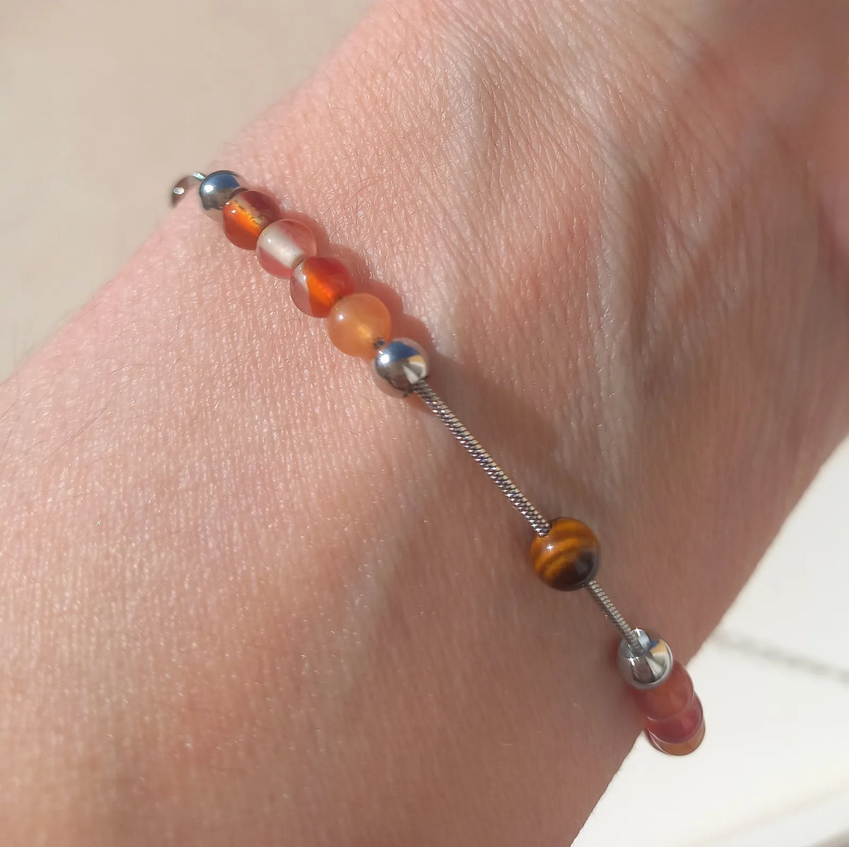 Bracelet Sétil en cornaline et oeil de tigre, pierres naturelles, perles 4mm, porté poignet en lumière extérieure — Zoéline