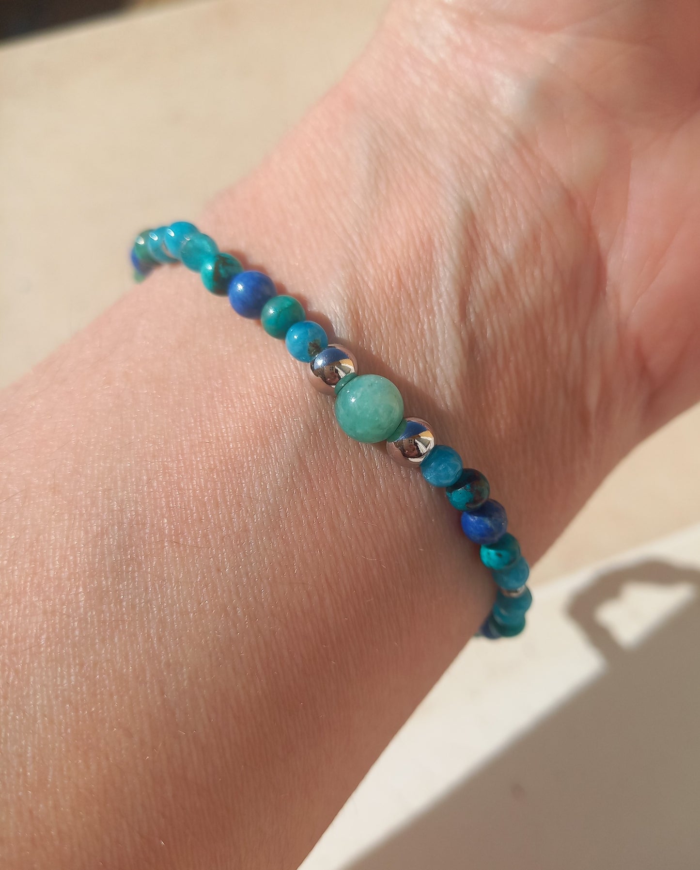Bracelet Louen en lapis-lazuli AA, chrysocolle AAA, apatite AA et amazonite AAA, pierres naturelles, porté poignet en lumière extérieure — Zoéline