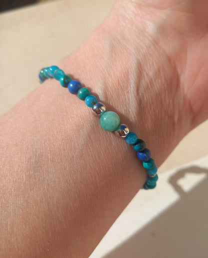 Bracelet Louen en lapis-lazuli AA, chrysocolle AAA, apatite AA et amazonite AAA, pierres naturelles, porté poignet en lumière extérieure — Zoéline