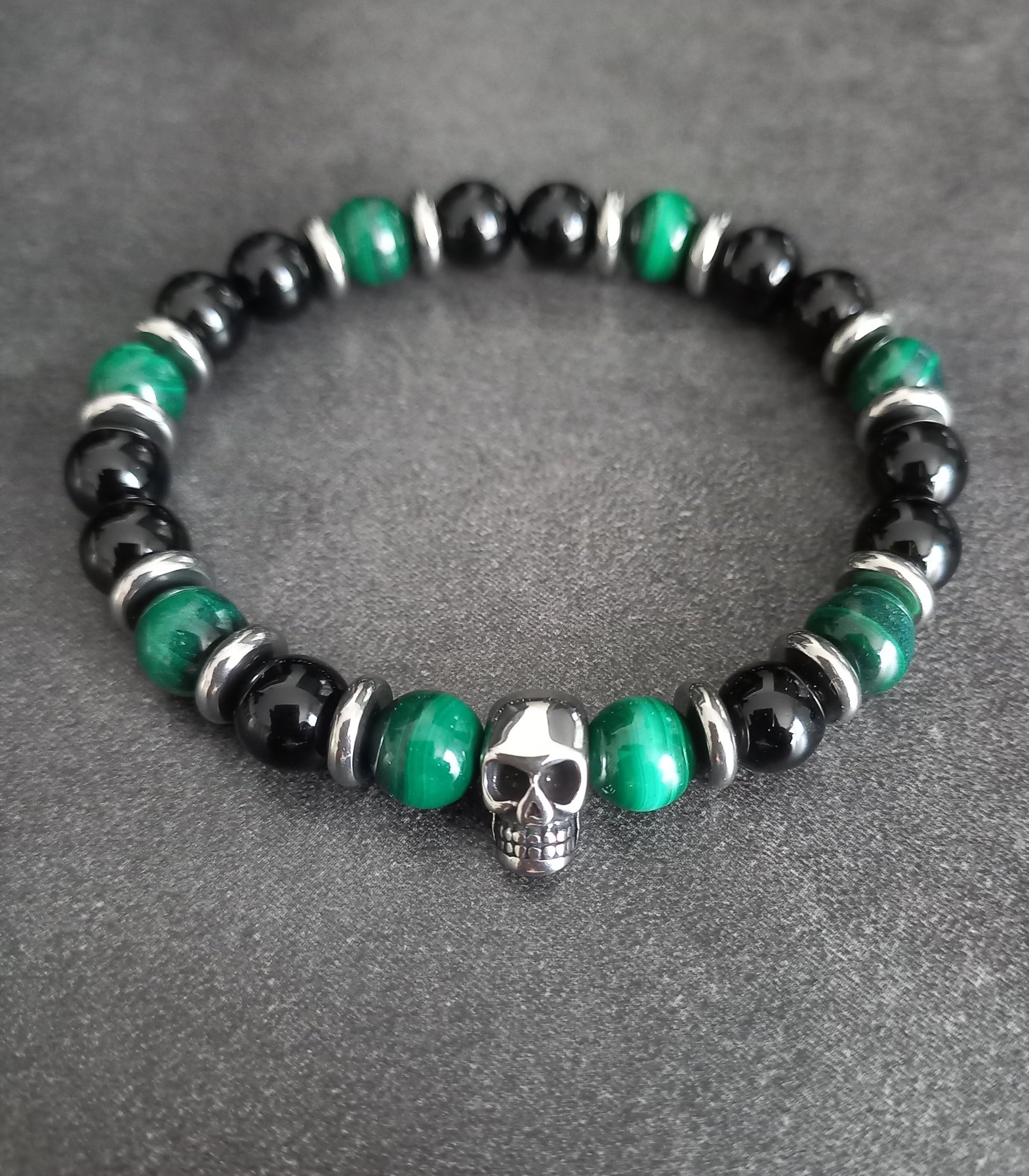 Bracelet Raven, en onyx AA et malachite AAA, pierres naturelles, et tête de mort en acier inoxydable, Malachite foncée  — Zoéline