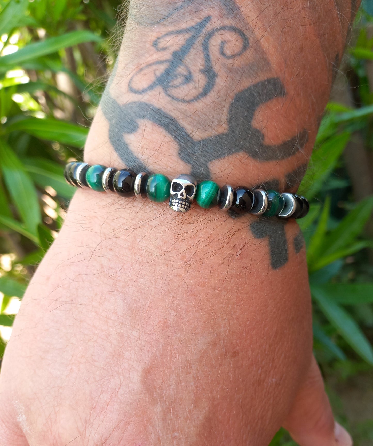 Bracelet Raven, en onyx AA et malachite AAA, pierres naturelles, et tête de mort en acier inoxydable, Malachite foncée, en extérieur  — Zoéline
