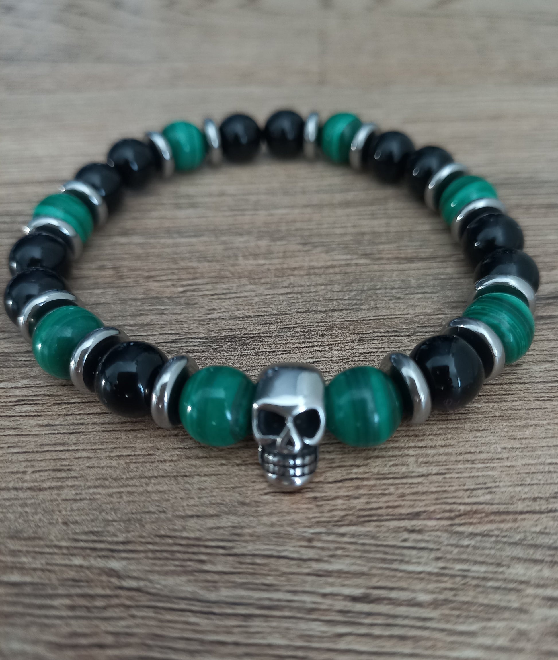 Bracelet Raven, en onyx AA et malachite AAA, pierres naturelles, et tête de mort en acier inoxydable, Malachite claire  — Zoéline