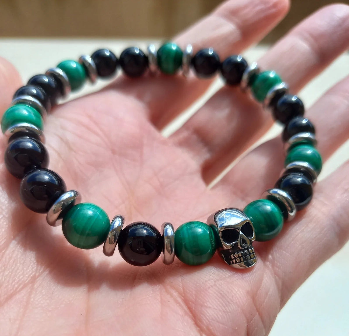 Bracelet Raven, en onyx AA et malachite AAA, pierres naturelles, et tête de mort en acier inoxydable, en extérieur, Malachite claire  — Zoéline