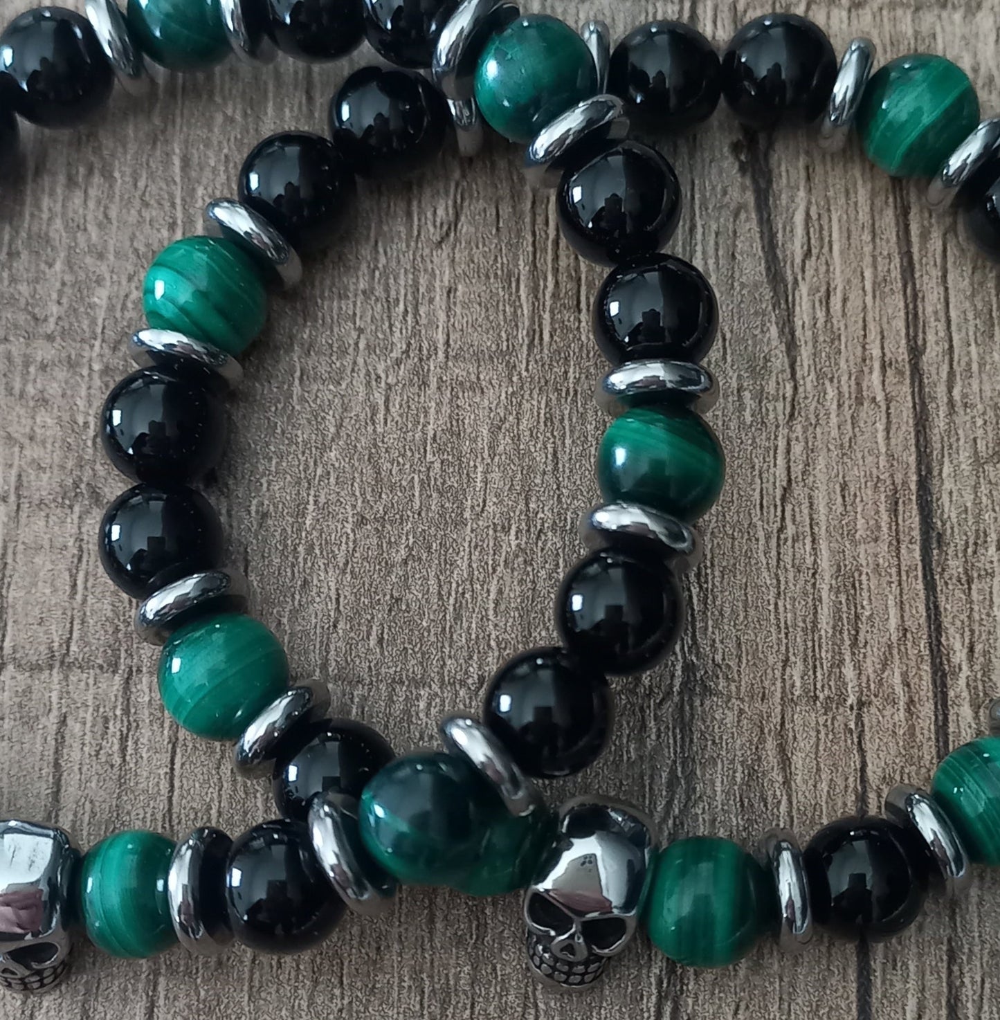 Bracelet Raven, en onyx AA et malachite AAA, pierres naturelles, et tête de mort en acier inoxydable, en extérieur, Malachite claire ou foncée  — Zoéline