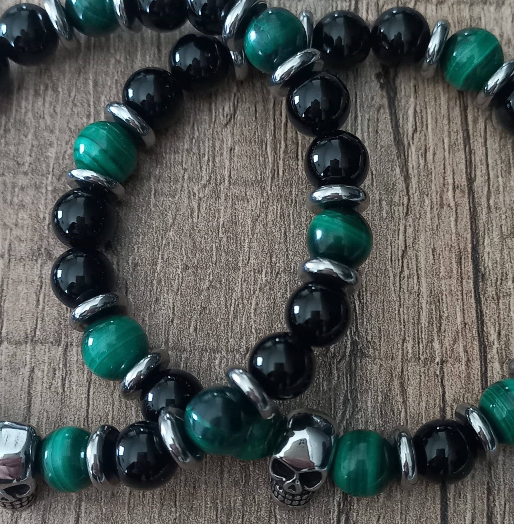 Bracelet Raven, en onyx AA et malachite AAA, pierres naturelles, et tête de mort en acier inoxydable, en extérieur, Malachite claire ou foncée  — Zoéline