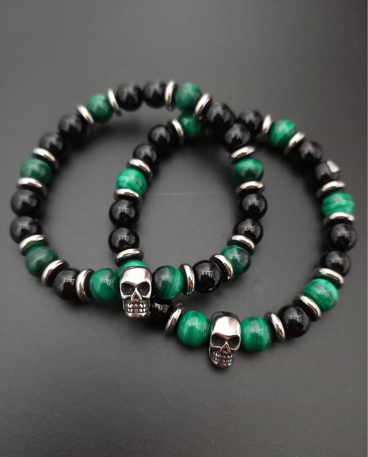Bracelet Raven, en onyx AA et malachite AAA, pierres naturelles, et tête de mort en acier inoxydable, Malachite claire ou foncée  — Zoéline