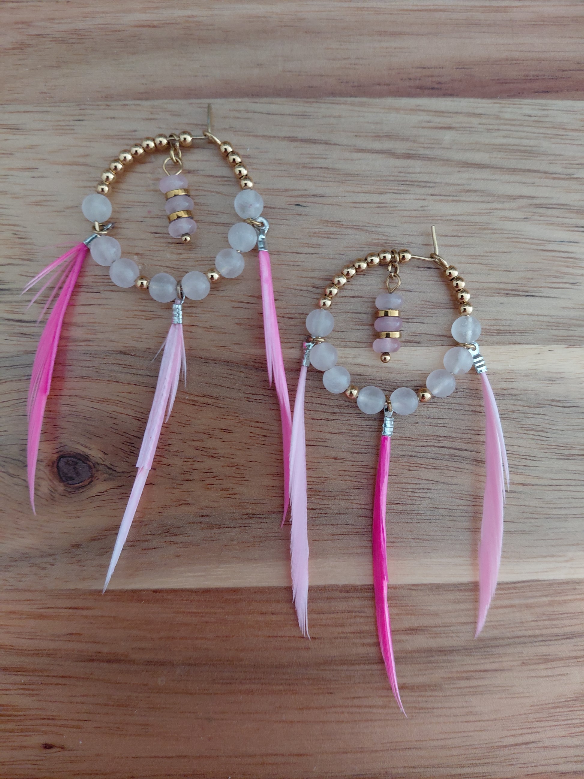 Boucles d'oreilles créoles Yumé en quartz rose naturel, acier inoxydable et plumes roses, 3cm — Zoéline