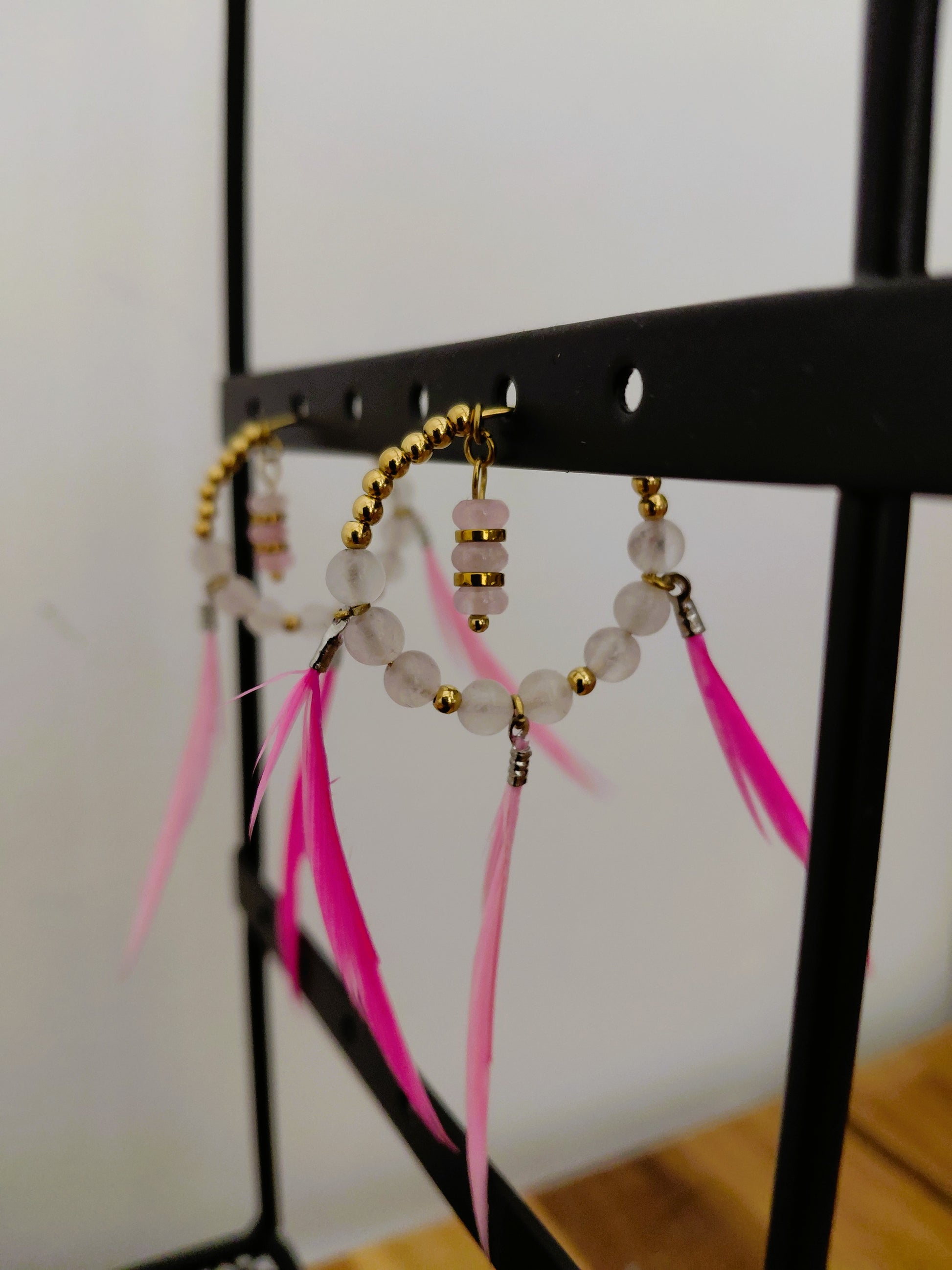 Boucles d'oreilles créoles Yumé en quartz rose naturel, acier inoxydable et plumes roses, 3cm — Zoéline