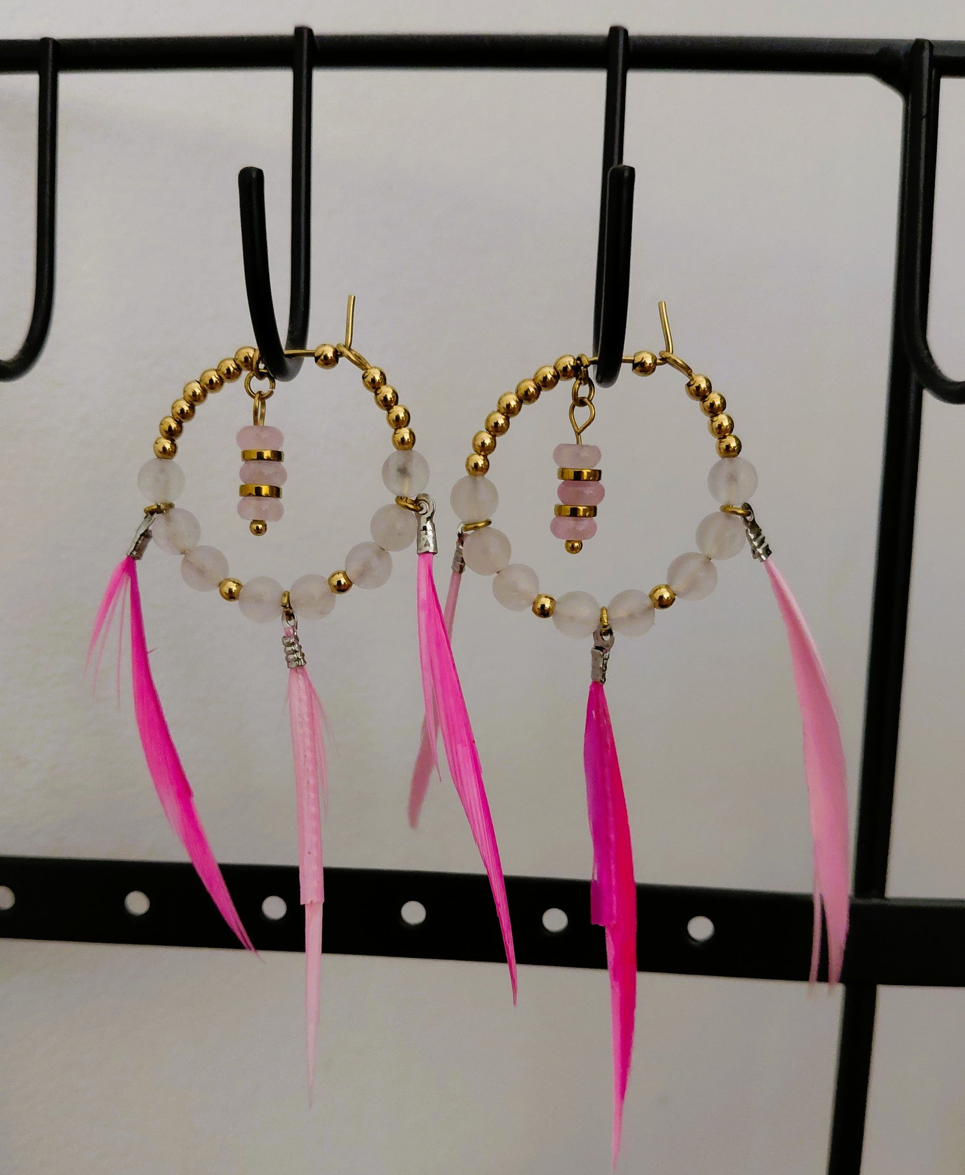 Boucles d'oreilles créoles Yumé en quartz rose naturel, acier inoxydable et plumes roses, 3cm — Zoéline