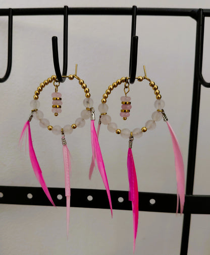 Boucles d'oreilles créoles Yumé en quartz rose naturel, acier inoxydable et plumes roses, 3cm — Zoéline