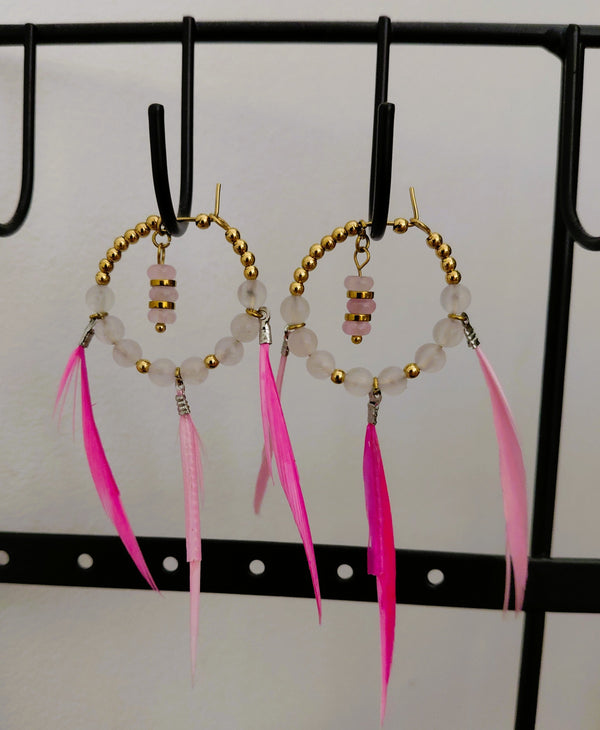 Boucles d'oreilles créoles Yumé en quartz rose naturel, acier inoxydable et plumes roses, 3cm — Zoéline