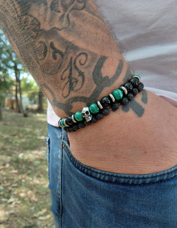 Bracelet Raven, en onyx AA et malachite AAA, pierres naturelles, et tête de mort en acier inoxydable, porté poignet homme en extérieur — Zoéline