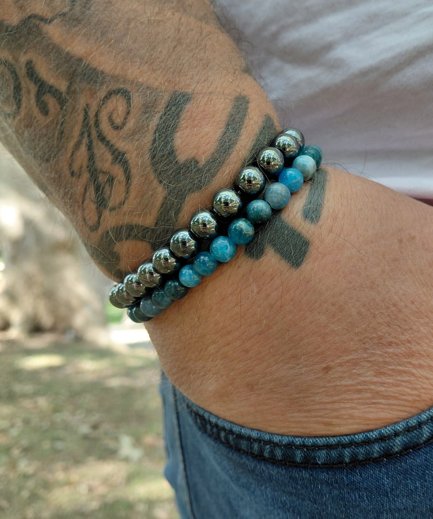 Bracelet apatite naturelle AA + Hématite AAA, porté poignet homme en lumière extérieure, perles 6 et 8mm — Zoéline