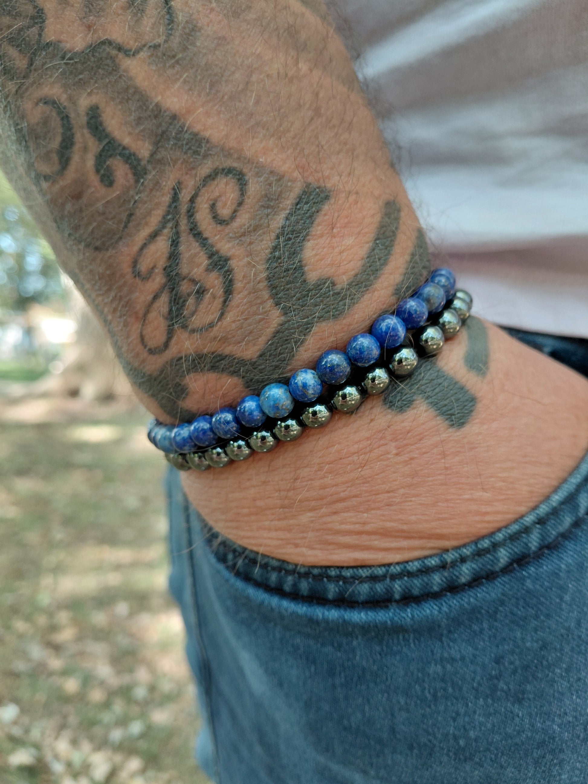 Bracelet lapis-lazuli naturel AA+ Hématite naturelle AAA, porté poignet homme en lumière extérieure, perles 4, 6 ou 8mm — Zoéline