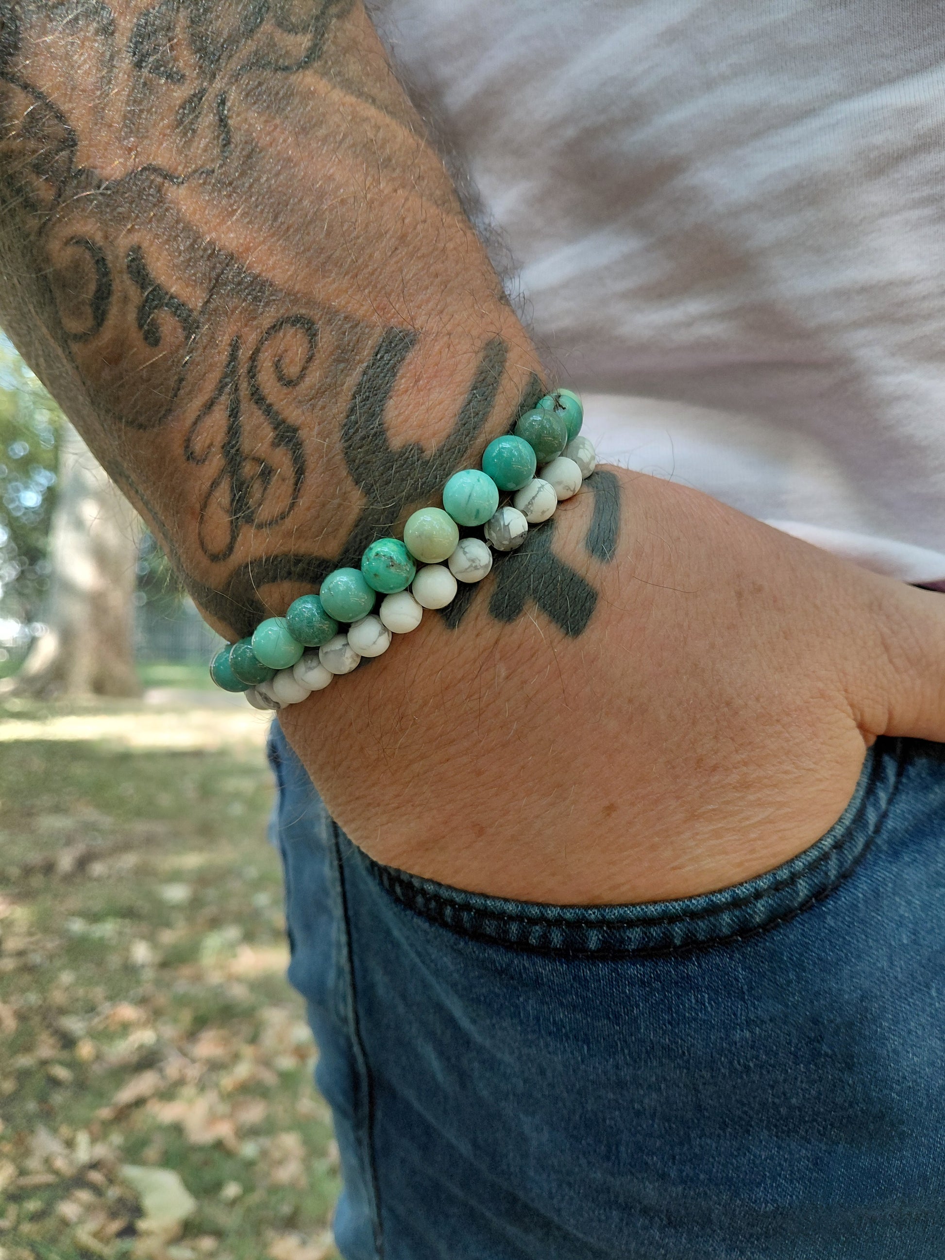 Bracelet howlite + jade australien, pierres naturelles, porté poignet homme en lumière extérieure, perles 4, 6 ou 8mm — Zoéline