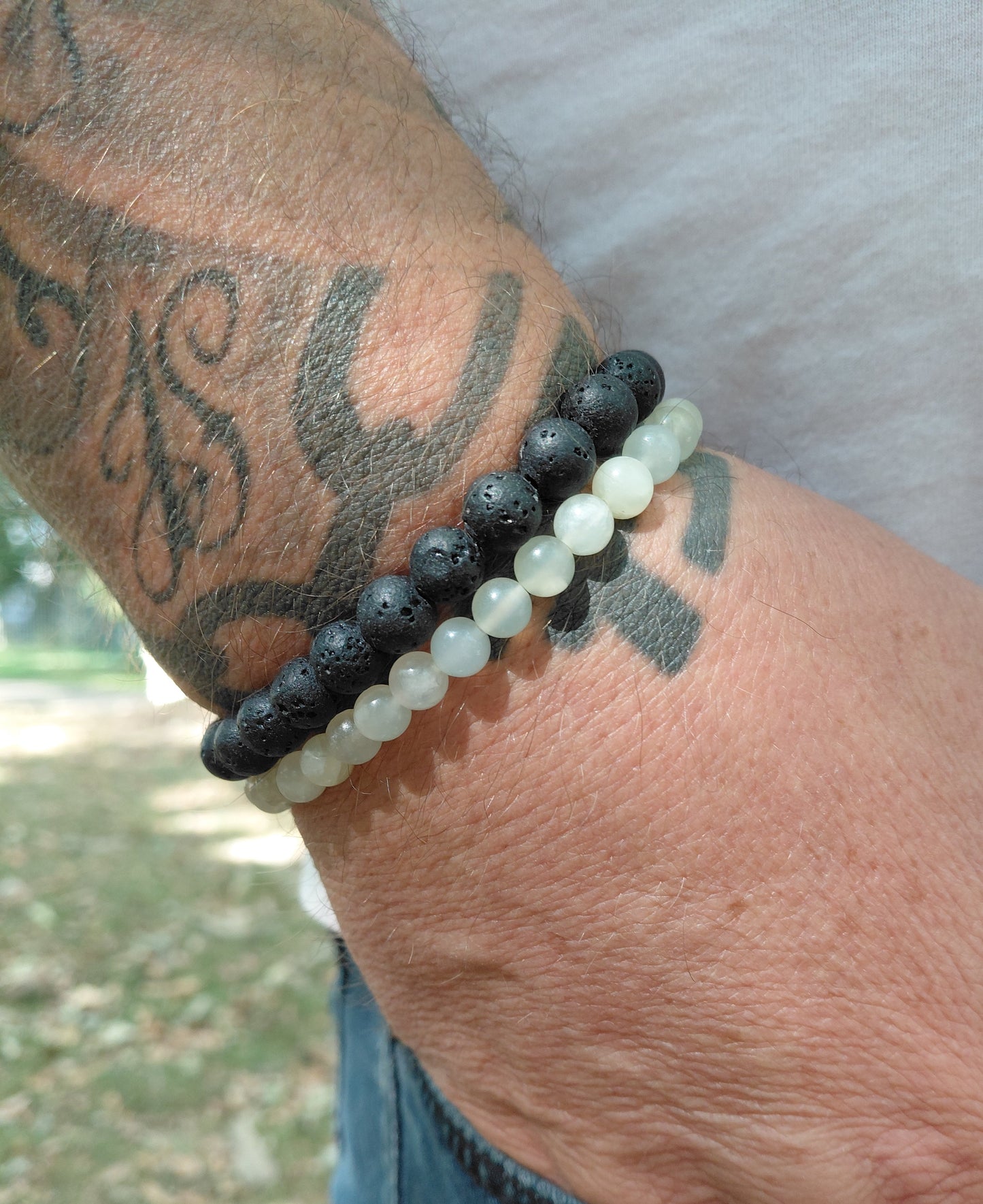 Bracelet serpentine (new jade) naturelle AAA, porté poignet homme en lumière extérieure — Zoéline