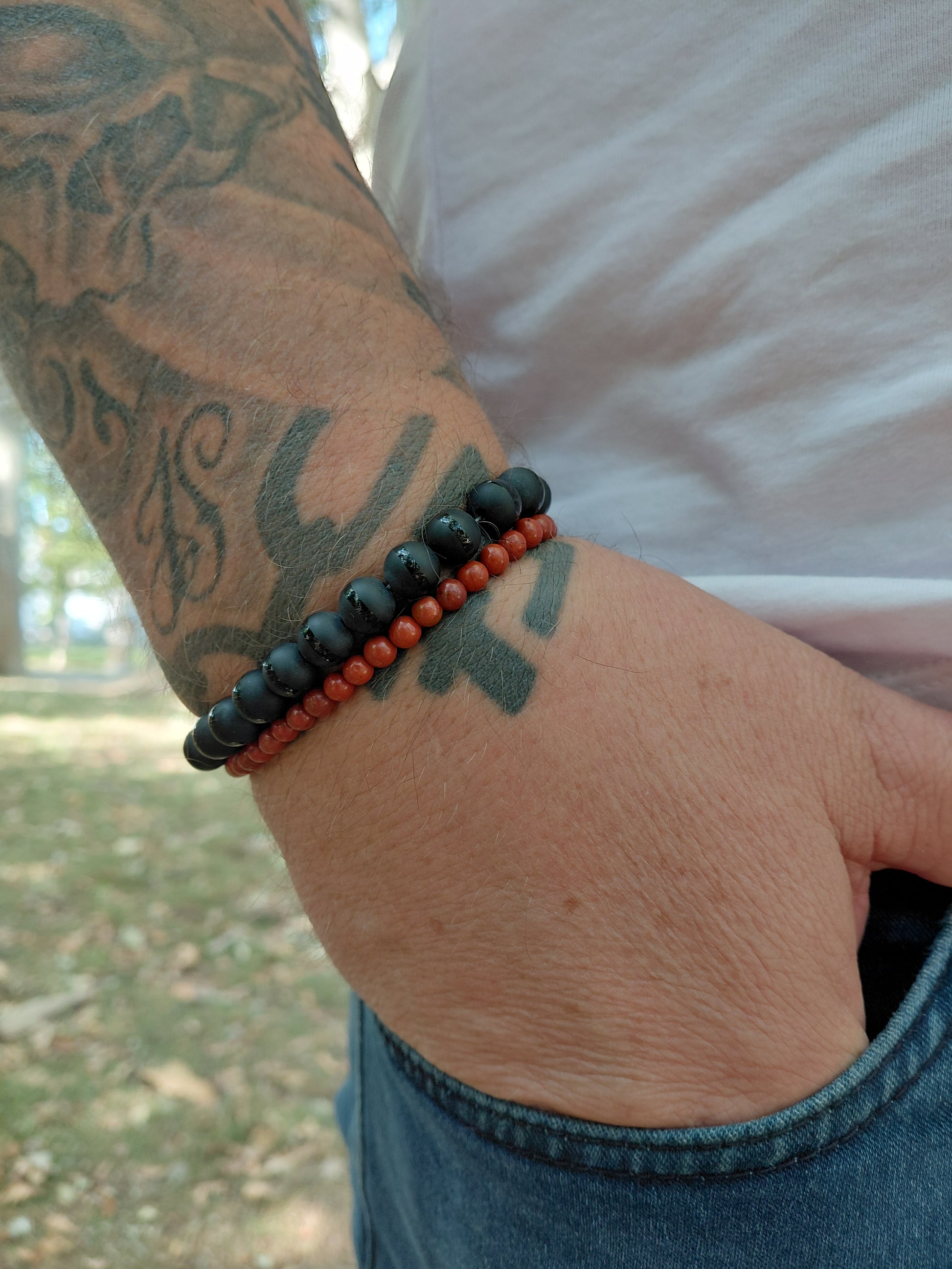 Bracelet jaspe rouge AAA et onyx AAA, pierres naturelles, porté poignet homme en lumière extérieure, perles 4, 6 ou 8mm — Zoéline