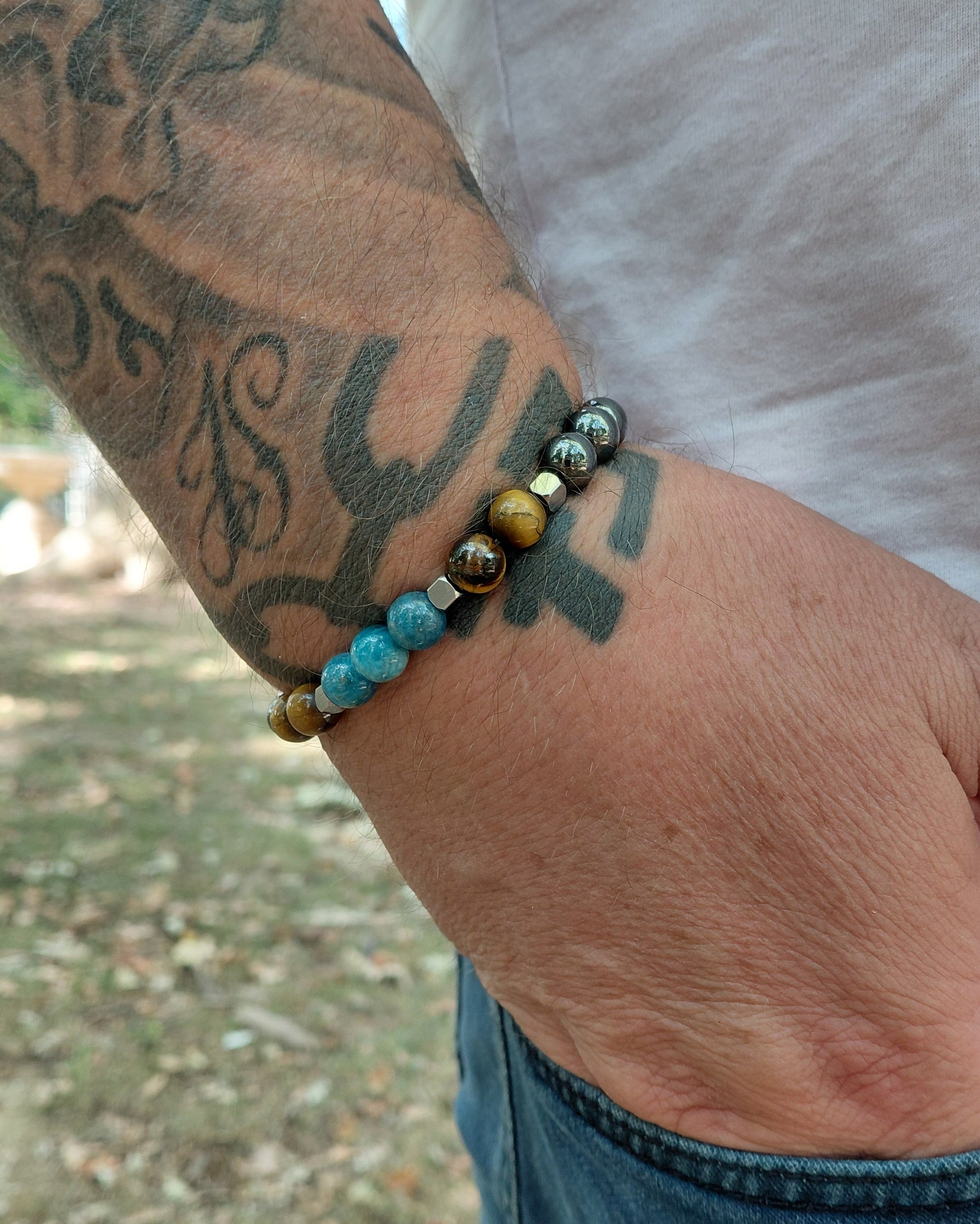 Bracelet Aro, hématite AAA, oeil de tigre AAA et apatite AA, pierres naturelles, porté poignet homme en lumière extérieure, perles 6 ou 8mm — Zoéline