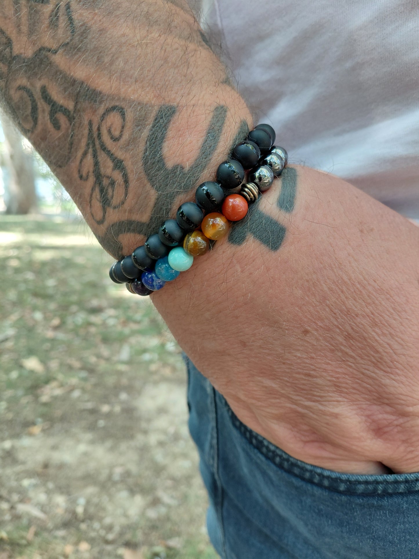 Bracelet 7 chakras et hématite, en pierres naturelles, porté poignet homme en lumière extérieure, perles 4, 6 ou 8mm — Zoéline