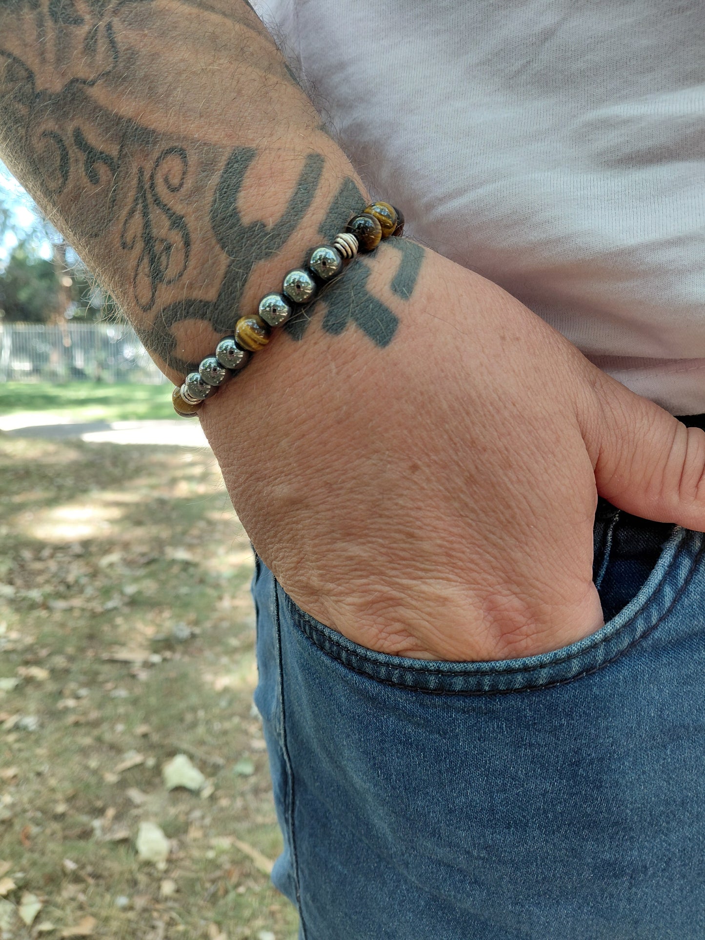 Bracelet Sylvaé en oeil de tigre AAA et hématite AAA, pierres naturelles, porté poignet homme en lumière extérieure, perles 6 ou 8mm — Zoéline