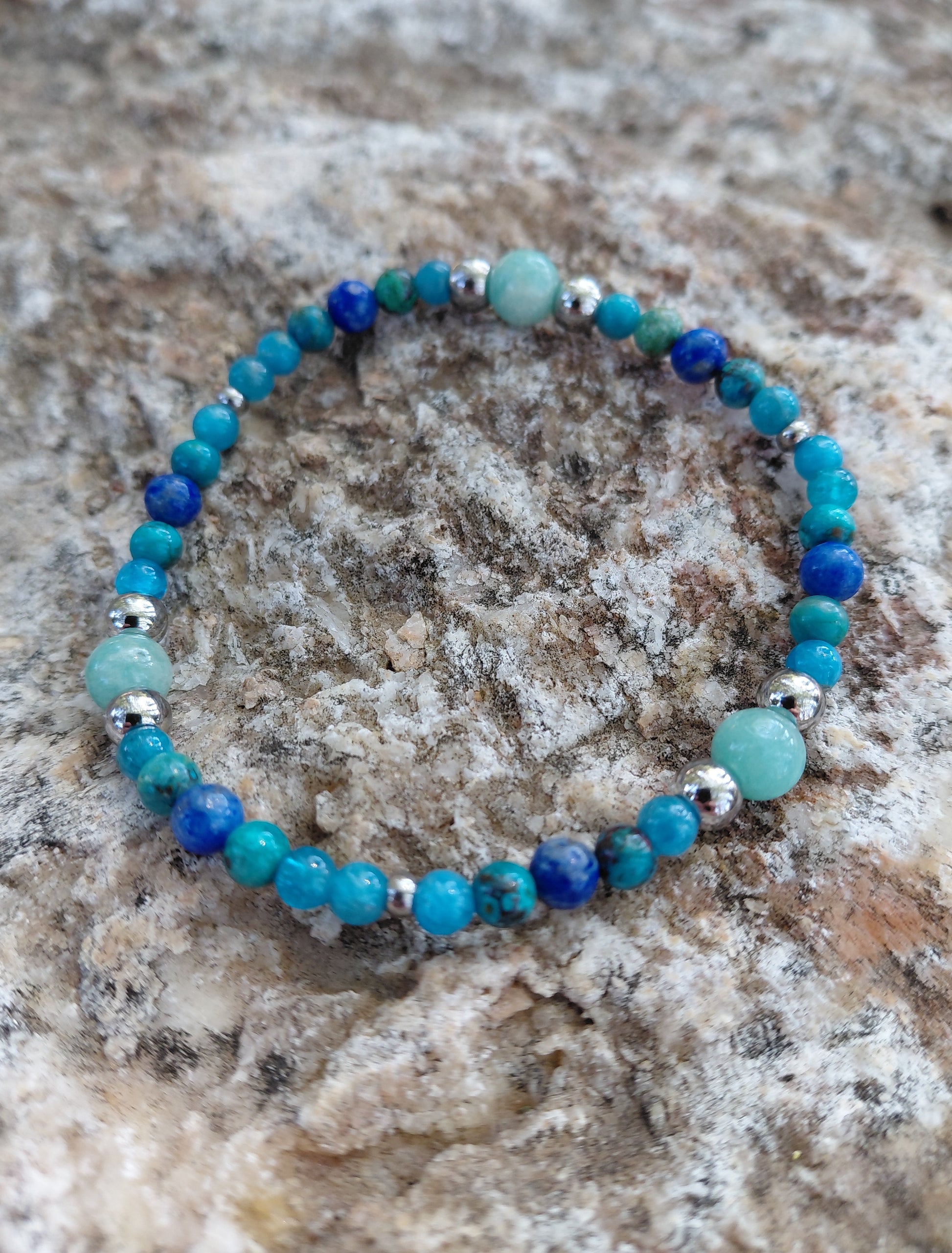 Bracelet Louen en lapis-lazuli AA, chrysocolle AAA, apatite AA et amazonite AAA, pierres naturelles, en lumière naturelle — Zoéline