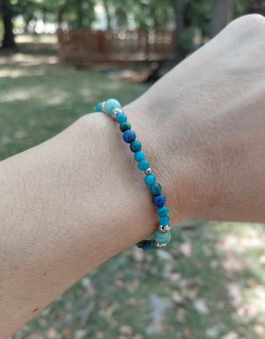 Bracelet Louen en lapis-lazuli AA, chrysocolle AAA, apatite AA et amazonite AAA, pierres naturelles, porté poignet en lumière extérieure — Zoéline