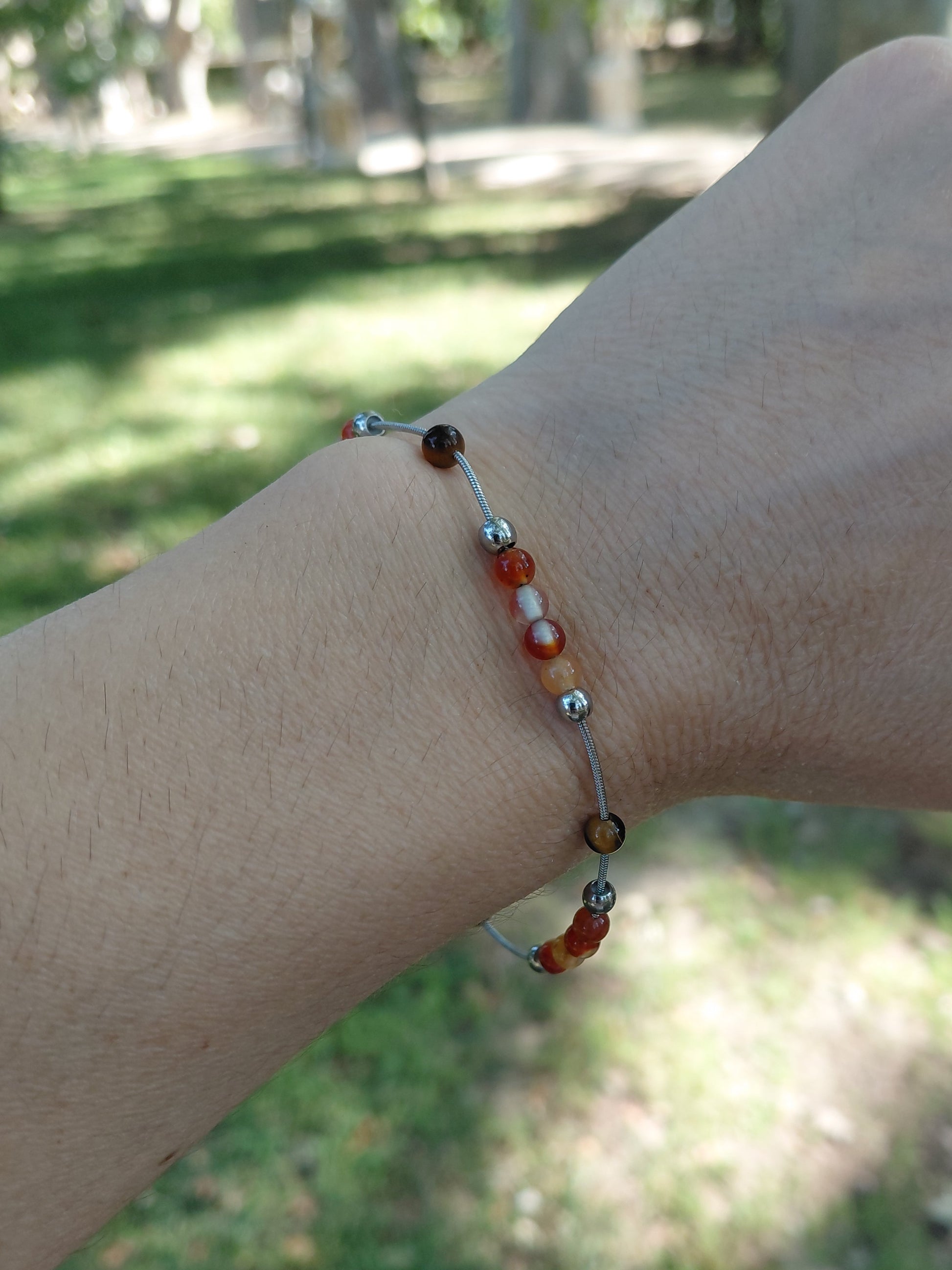 Bracelet Sétil en cornaline et oeil de tigre naturel, porté poignet en lumière extérieure, perles 4mm — Zoéline