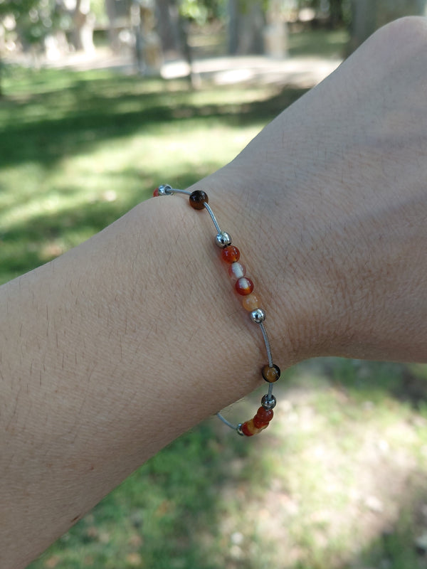 Bracelet Sétil en cornaline et oeil de tigre naturel, porté poignet en lumière extérieure, perles 4mm — Zoéline